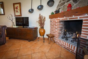 Télévision, cheminée