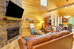 TV, fireplace, video games, foosball - Lakeside Cabin: Game Room, Dock, Orchard, Wineries (Ellijay)