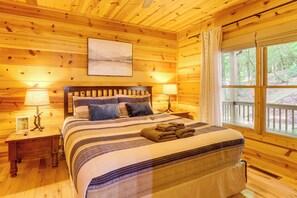 3 bedrooms, desk, iron/ironing board, travel cot - Lakeside Cabin: Game Room, Dock, Orchard, Wineries (Ellijay)