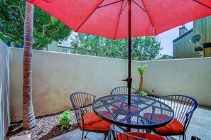 Outdoor dining - Across Street from Disneyland Full Kitchen Washer/Dryer Pool/Spa Free Parking (Anaheim)