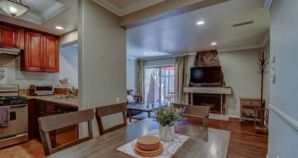 Across Street from Disneyland Full Kitchen Washer/Dryer Pool/Spa Free Parking