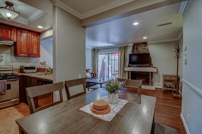 Across Street from Disneyland Full Kitchen Washer/Dryer Pool/Spa Free Parking