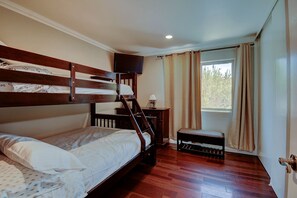 2 bedrooms, iron/ironing board, free WiFi, bed sheets - Across Street from Disneyland Full Kitchen Washer/Dryer Pool/Spa Free Parking (Anaheim)