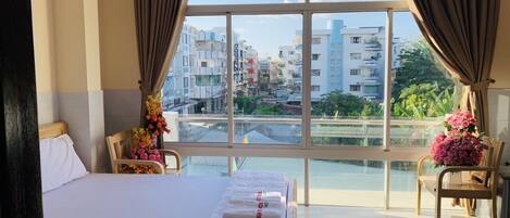 Minibar (mit einigen kostenlosen Artikeln), Schreibtisch