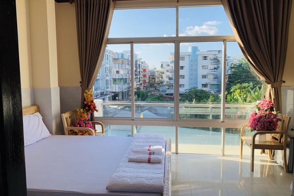 Free minibar items, desk, free WiFi