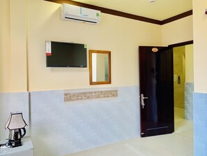 Kamar Double Standar | Isi minibar gratis, meja kerja, dan Wi-Fi gratis