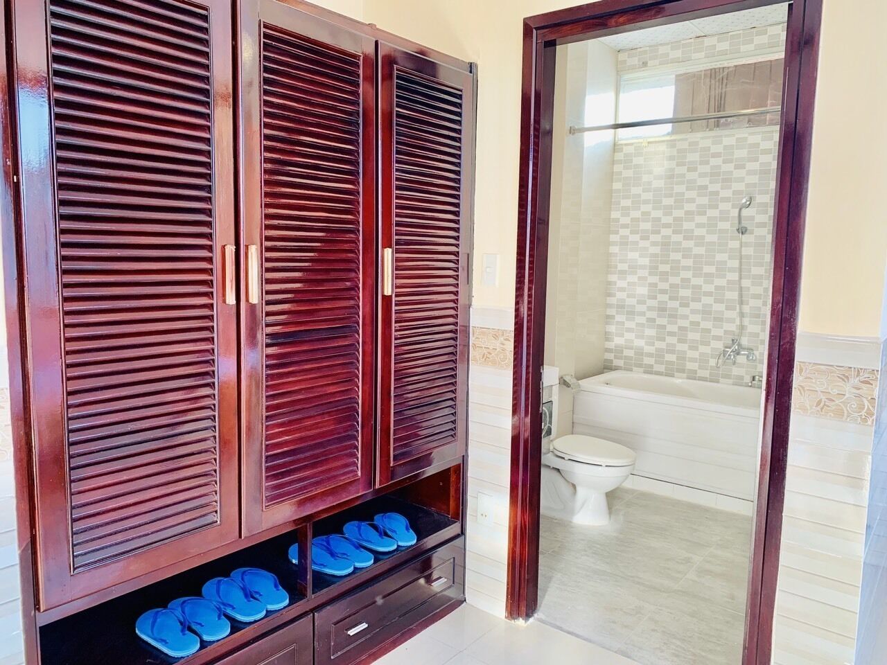 deluxe quadruple room | 1 bedroom, free minibar items, desk, free wifi