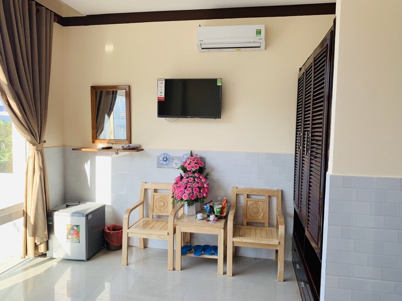 deluxe triple room | living area | 32-inch lcd tv with cable channels, tv