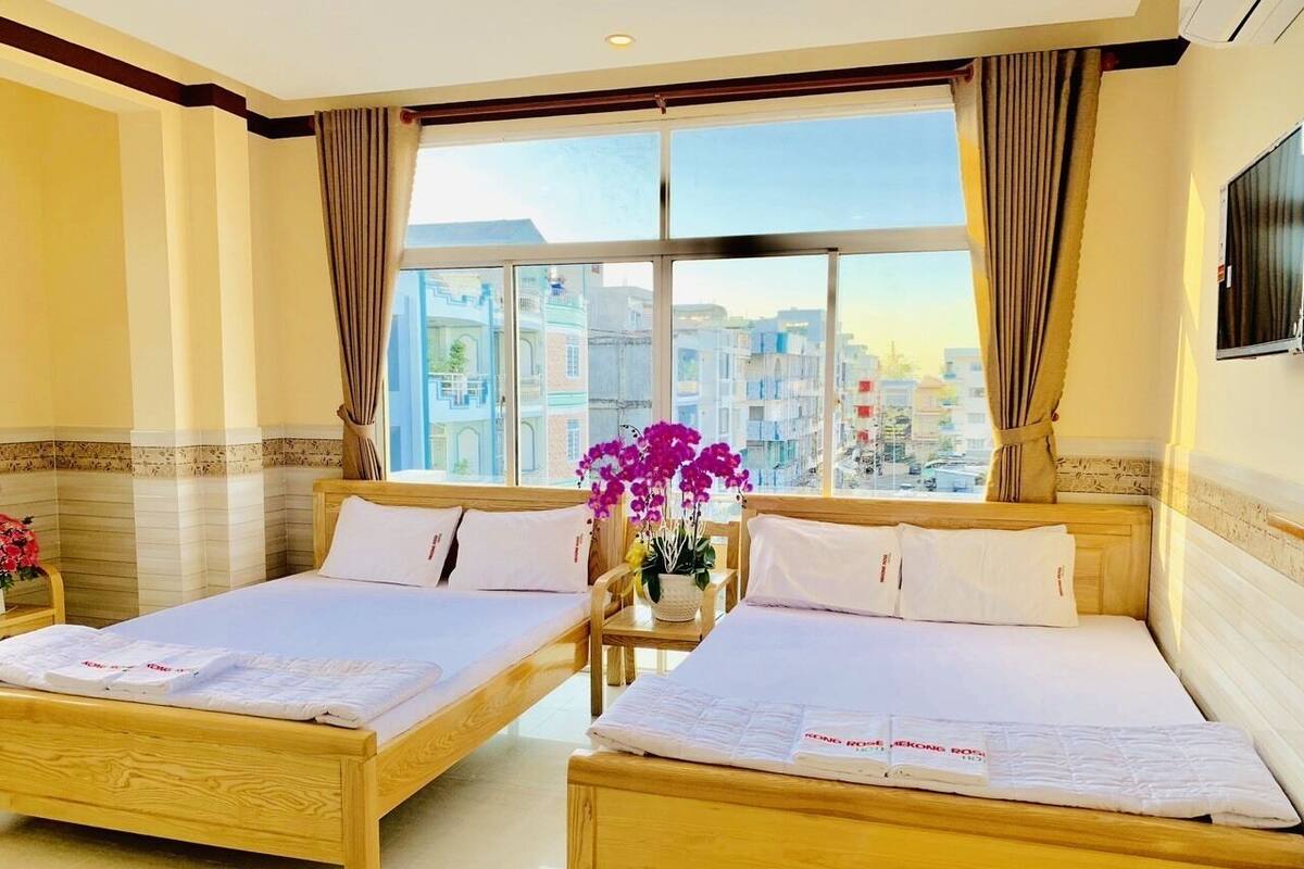 Deluxe fyrbÀddsrum | Minibar med vissa gratis produkter, skrivbord och gratis wi-fi