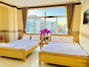 Kamar Quadruple Deluks | Isi minibar gratis, meja kerja, dan Wi-Fi gratis