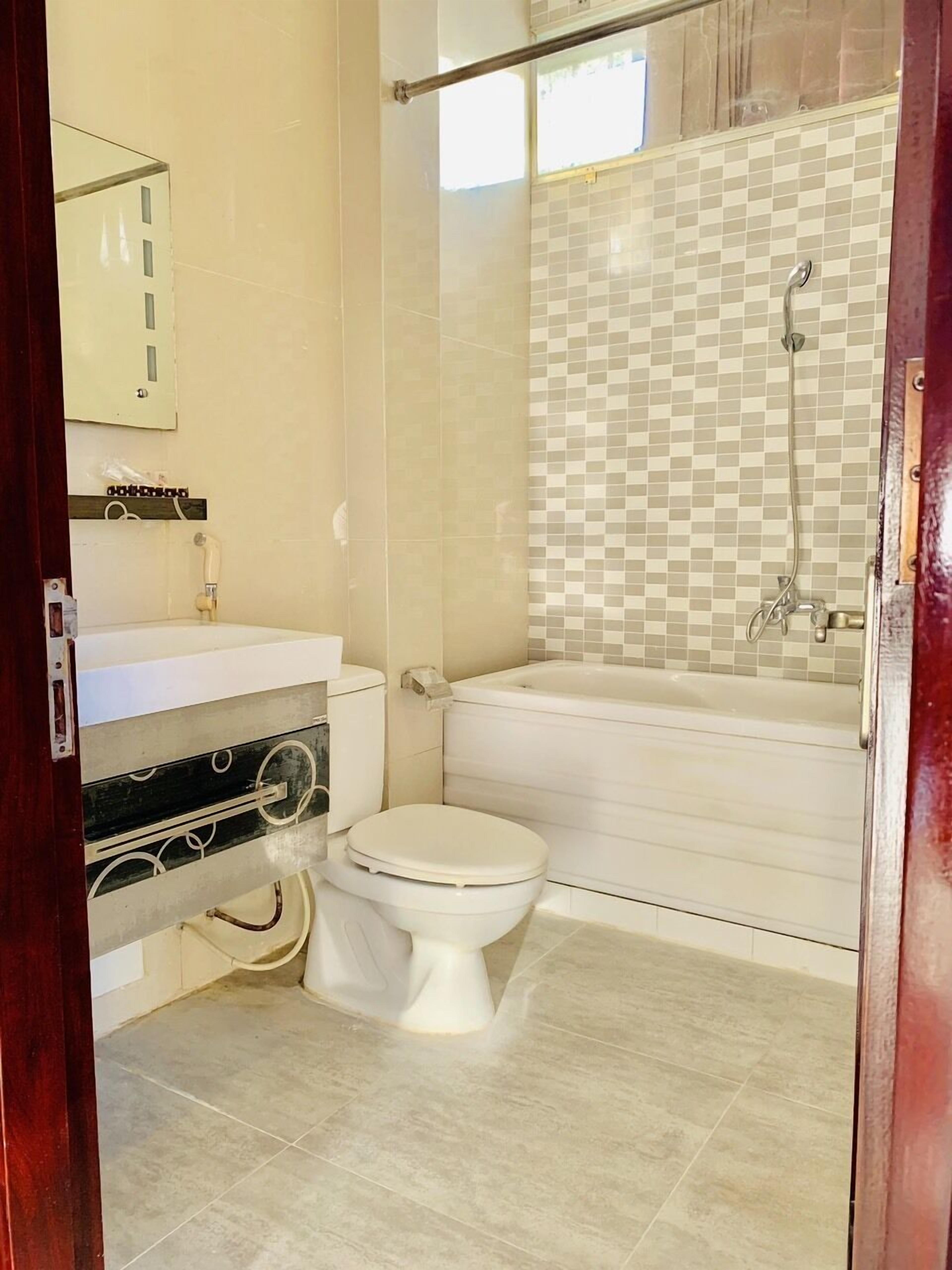 shower, rainfall showerhead, free toiletries, hair dryer