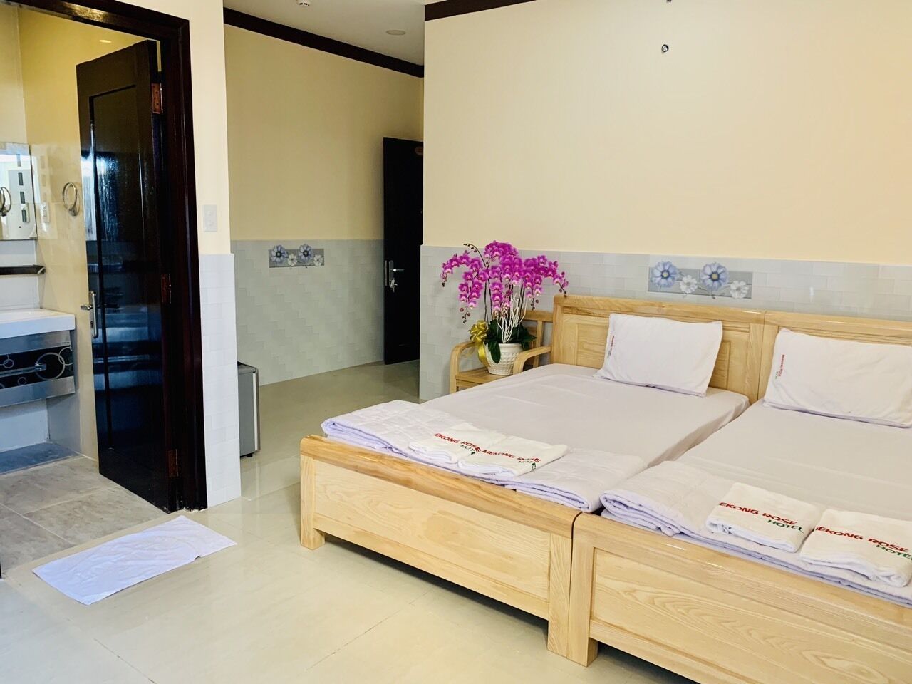 deluxe triple room | 1 bedroom, free minibar items, desk, free wifi