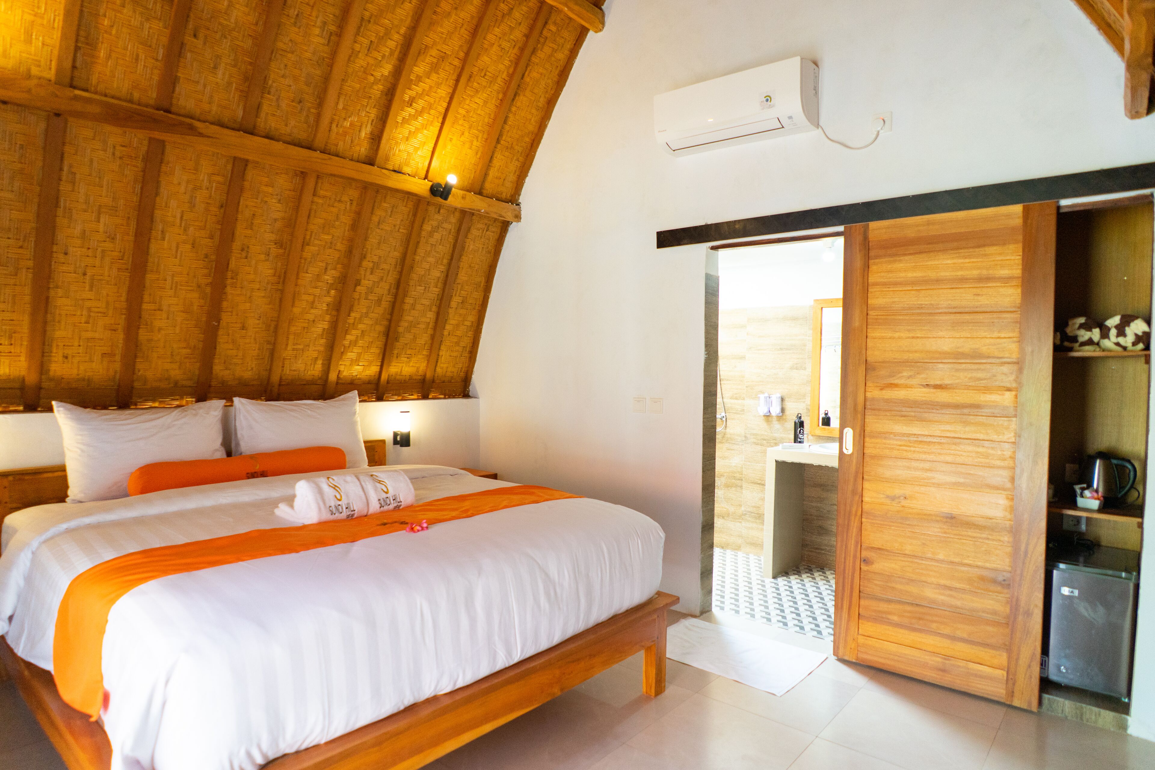 高档床上用品、加厚床垫、迷你吧、客房内保险箱