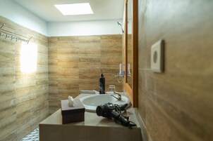 Deluxe Tek Büyük Yataklı Oda | Banyo | Duş, havlu 