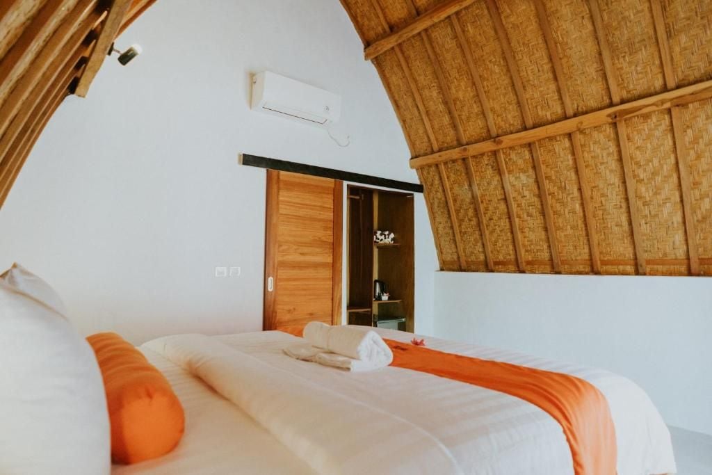 Un dormitorio con una cama, un armario abierto y un techo con diseño tejido.