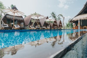 Buồng tắm vòi sen, khăn tắm 