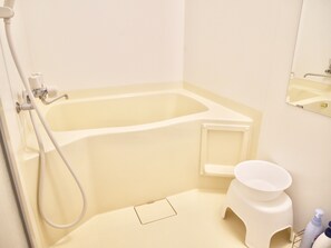 Eenvoudig appartement | Badkamer | Een aparte badkuip en douche, gratis toiletartikelen, een haardroger