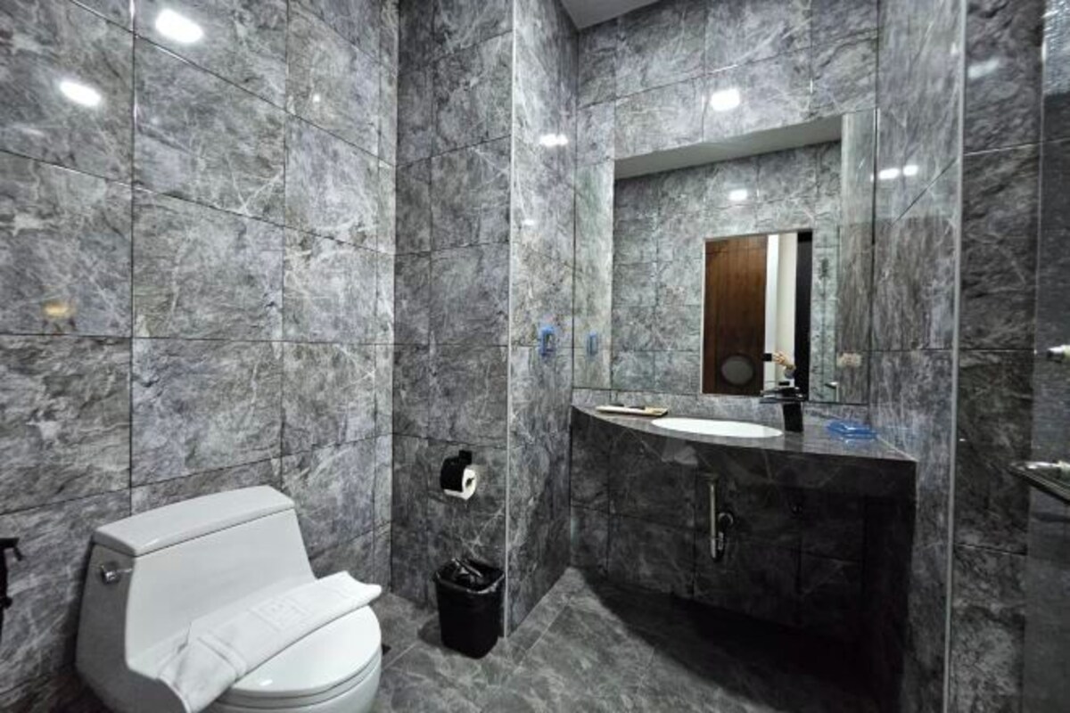 Kamar mandi | Shower, pancuran hujan, perlengkapan mandi gratis, dan pengering rambut