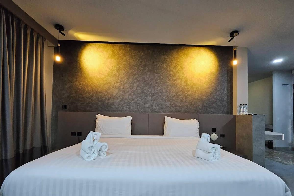 Hypo-allergenic bedding, in-room safe, laptop workspace, blackout drapes