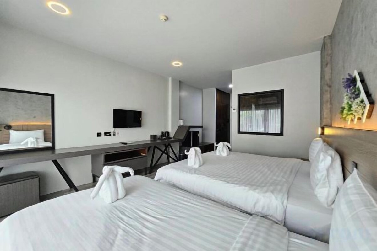Hypo-allergenic bedding available, in-room safe, laptop workspace