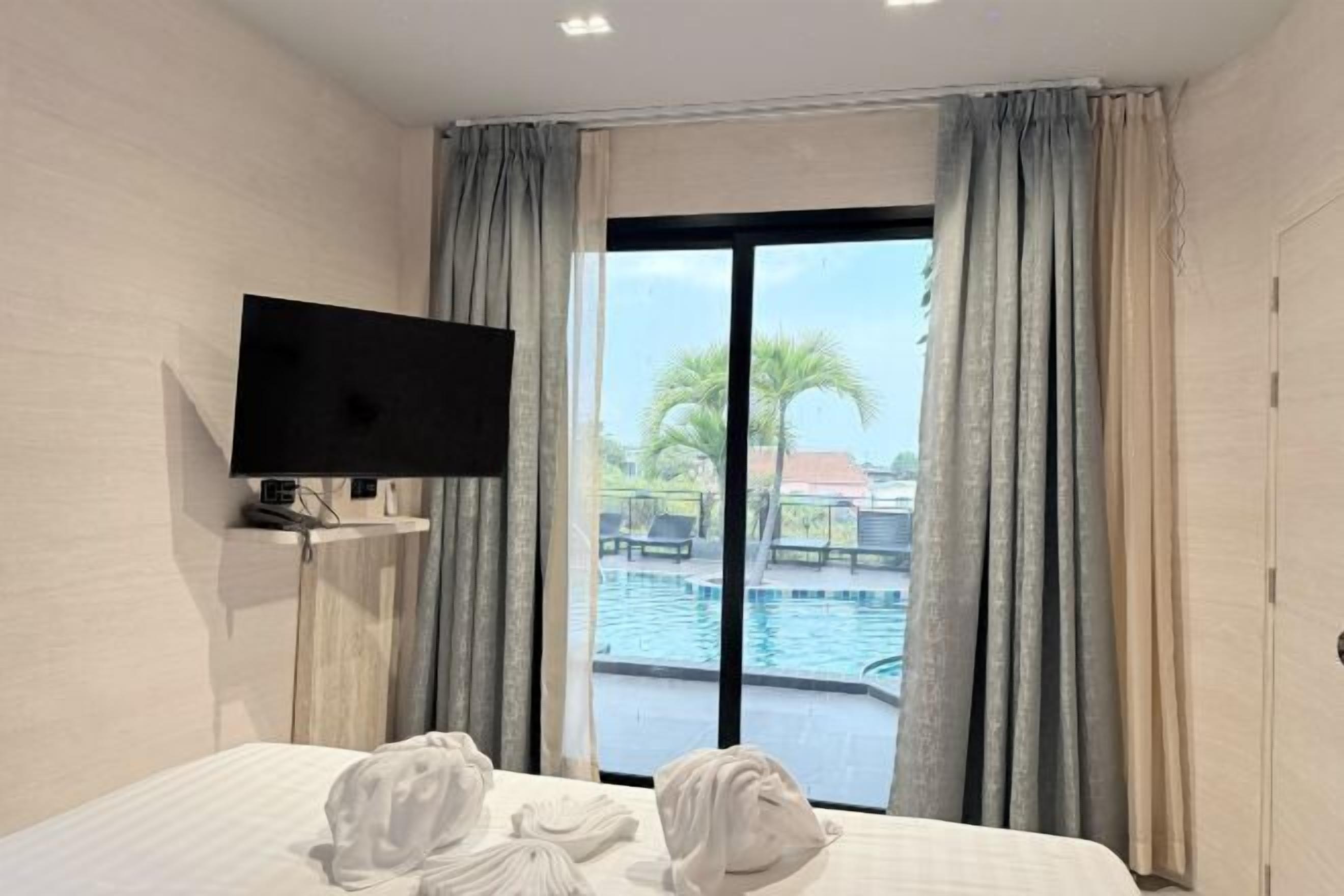 Allergitestade sängkläder och värdeförvaringsskåp på rummet