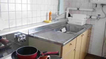 Basic Apartment | Private kitchenette | Fridge, microwave, electric kettle, cookware/dishes/utensils