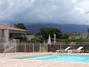 Een buitenzwembad en een verwarmd zwembad