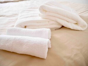 Basic Apartment | Bathroom amenities | Combined shower/tub, free toiletries, hair dryer, slippers - [106] Maison Junu D 106 (Sapporo)