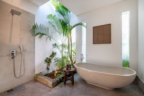 Banheira, secador de cabelo, toalhas de banho 