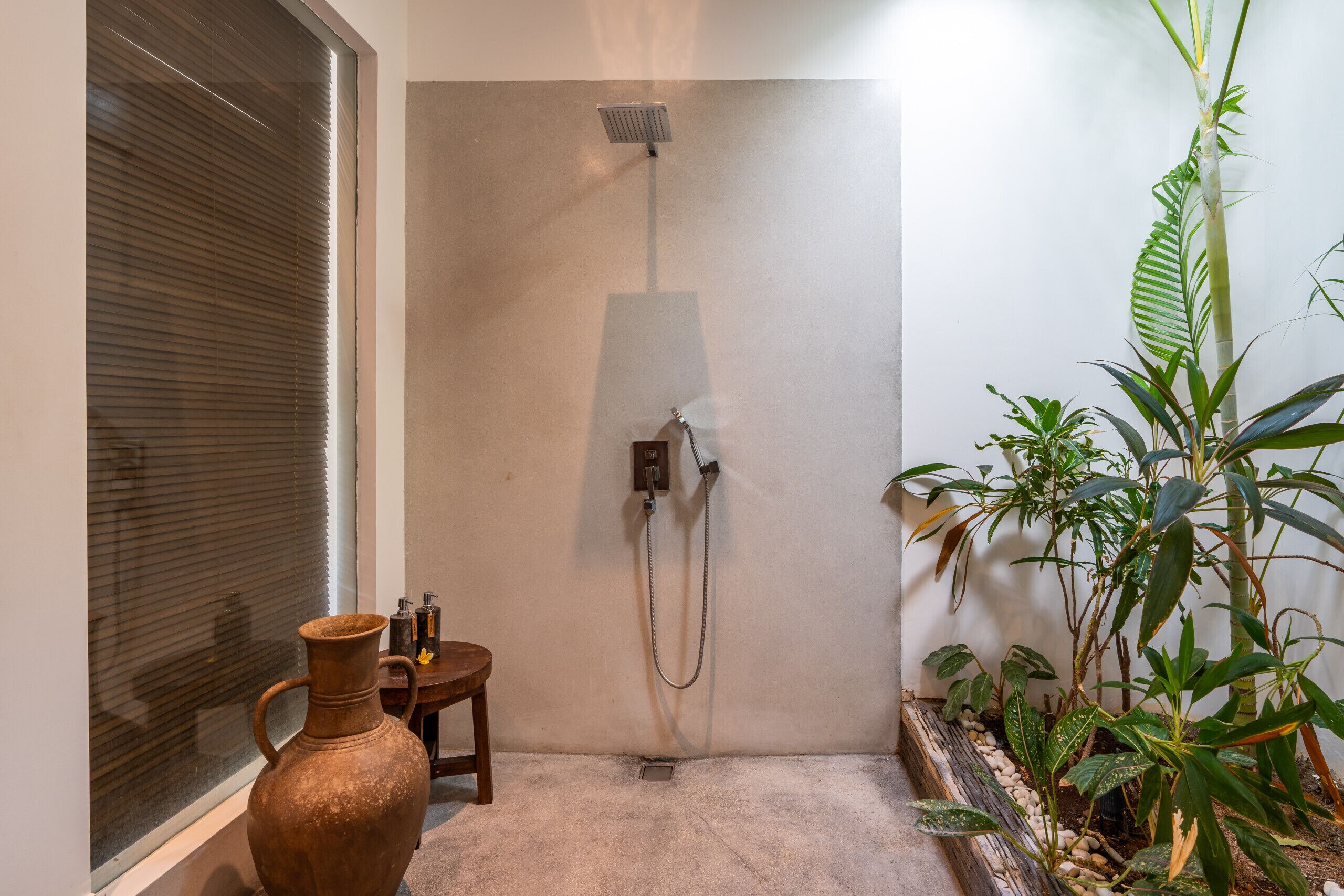 Baignoire, sèche-cheveux, serviettes fournies