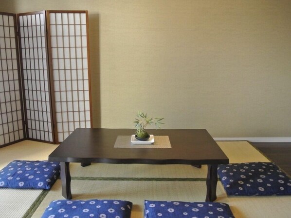Room (up to 6 Guests, No.6)