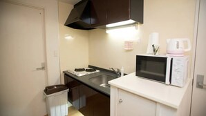 Phòng (up to 4 Guests, No.1) | Bếp riêng | Tủ lạnh, lò vi sóng, bếp nấu, ấm điện 