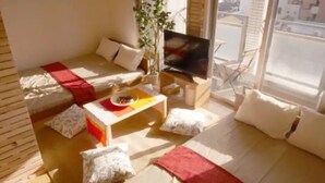 Phòng (up to 4 Guests, No.1) | 1 phòng ngủ, bàn, truy cập Internet không dây miễn phí 