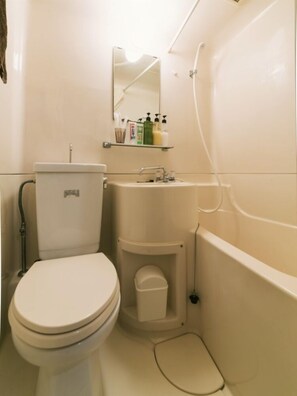 Værelse (up to 5 Guests) | Badeværelse | Kombination af bruser/badekar, hårtørrer, hjemmesko, bidet