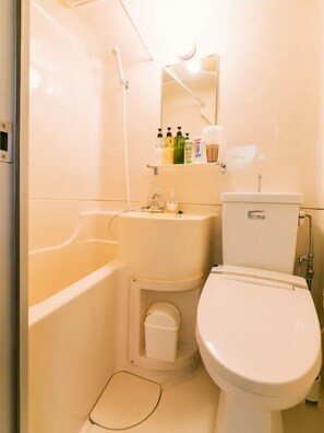 Kamar (up to 6 Guests) | Kamar mandi | Kombinasi shower/bathtub, pengering rambut,  dan sandal
