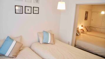 Apartment | 2 bedrooms, iron/ironing board, free WiFi, bed sheets