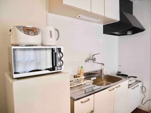 Apartment | Private kitchenette | Fridge, microwave, electric kettle, griddle - 【IS6】 IS 106 (Sapporo)