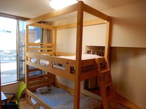 Desk, laptop workspace, blackout drapes, free WiFi - Tottori Guest House Miraie Base Hostel (Tottori)