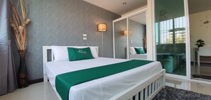 Hypo-allergenic bedding, desk, laptop workspace, free WiFi - Infinity Suite (Khlong Luang)