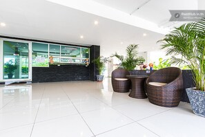 Lobby sitting area - Infinity Suite (Khlong Luang)