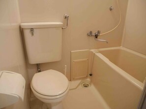 Apartment | Bathroom | Combined shower/tub, deep soaking tub, free toiletries, hair dryer - Putite maison FUSHIMI (Sapporo)