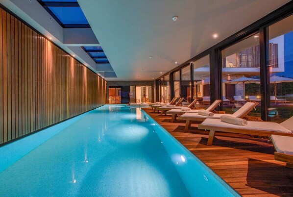 Una piscina techada, una piscina climatizada