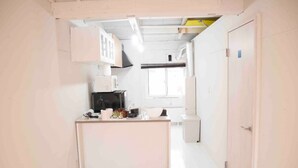 Casa (Private Vacation Home) | Cucina privata | Frigorifero, microonde, piano cottura, bollitore elettrico