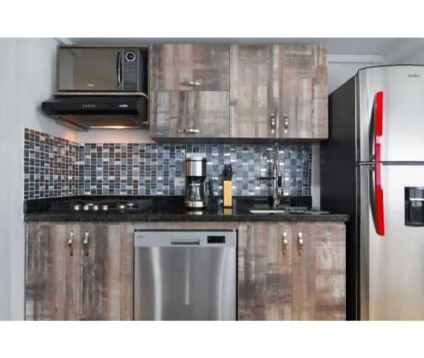 Réfrigérateur, micro-ondes, plaque de cuisson, lave-vaisselle