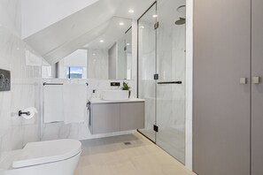 Dusche, kostenlose Toilettenartikel, Haartrockner, Handtücher