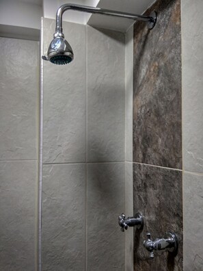 Regadera tipo lluvia, piso con calefacción, toallas, jabón 