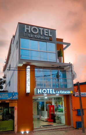 Vista frontal de la propiedad