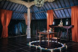 Dining - Double Bungalow 5minute to Ubud Center (Ubud,)