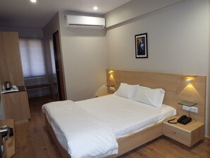 Premium bedding, in-room safe, iron/ironing board, rollaway beds