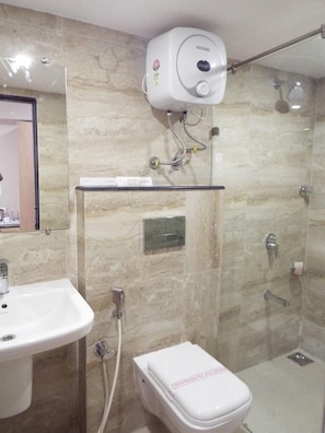 Shower, free toiletries, towels